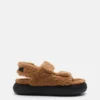 Braune Sandalen aus Lammfell