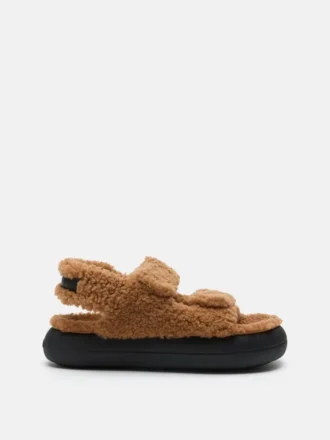 Braune Sandalen aus Lammfell